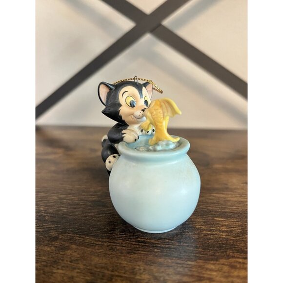 WDCC “Disney” "Purrfect Kiss" Figaro & Cleo ornament from Pinocchio - Picture 5 of 9